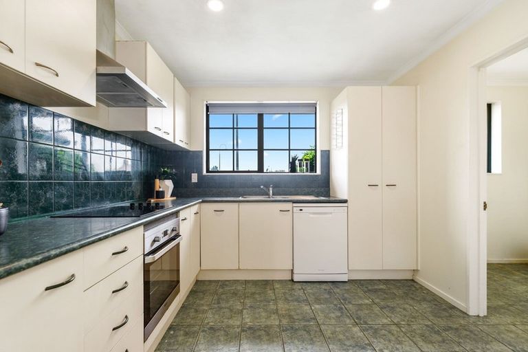 Photo of property in 19 Waiwherowhero Drive, St Andrews, Hamilton, 3200