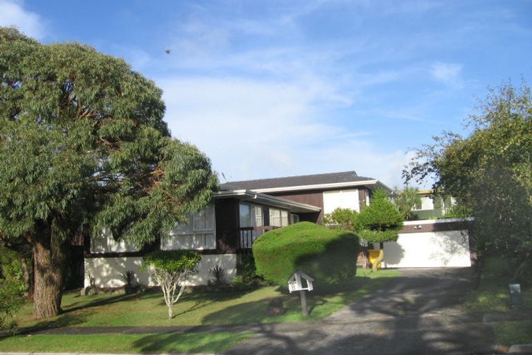 Photo of property in 8 Chatswood Grove, Chatswood, Auckland, 0626