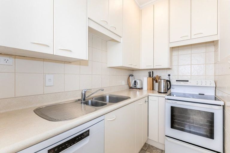 Photo of property in Rona House, 33 Rimu Street, Eastbourne, Lower Hutt, 5013