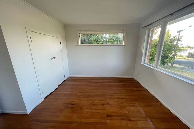 Photo of property in 24 Trojan Crescent, New Lynn, Auckland, 0600