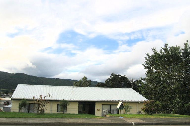 Photo of property in 2 Oaklands Grove, Clouston Park, Upper Hutt, 5018