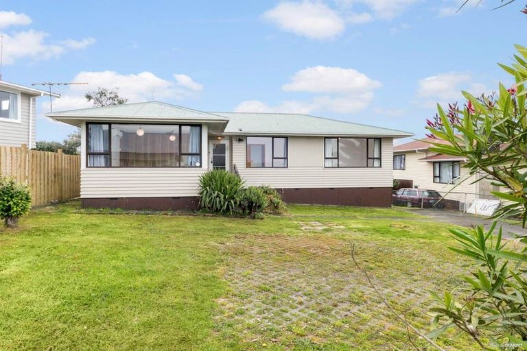 Photo of property in 34 Kirrie Avenue, Te Atatu South, Auckland, 0610