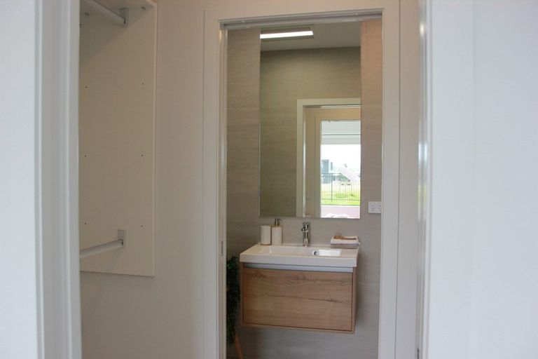 Photo of property in 18 Rauriki Lane, Rosehill, Papakura, 2113