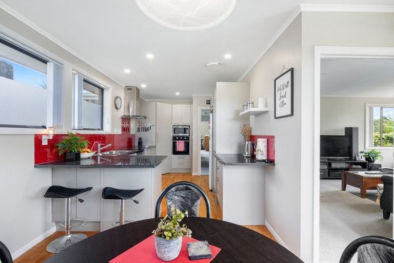 Photo of property in 16 Stonehurst Avenue, Waiuku, 2123