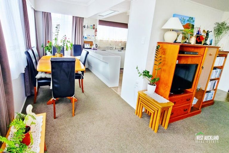 Photo of property in 24 Sherwood Avenue, Te Atatu South, Auckland, 0610