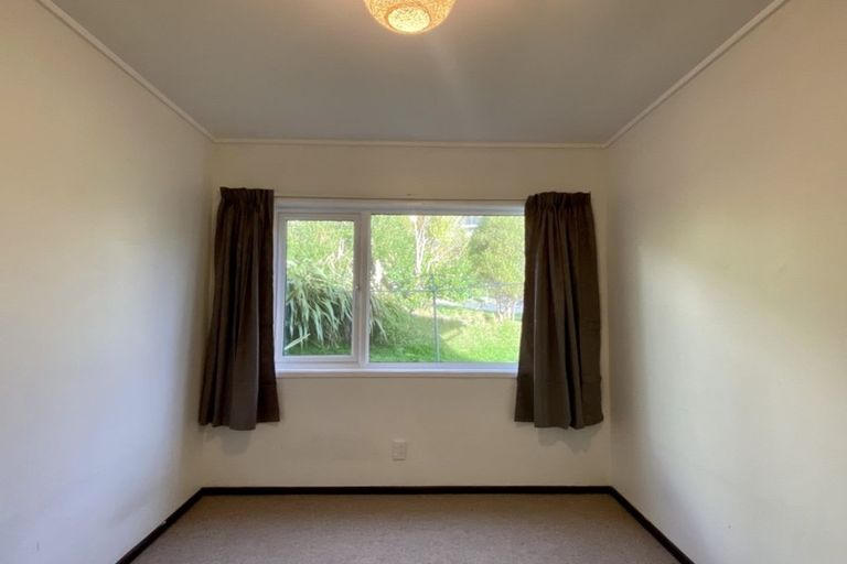 Photo of property in 2/15 Bloomsbury Grove, Newlands, Wellington, 6037