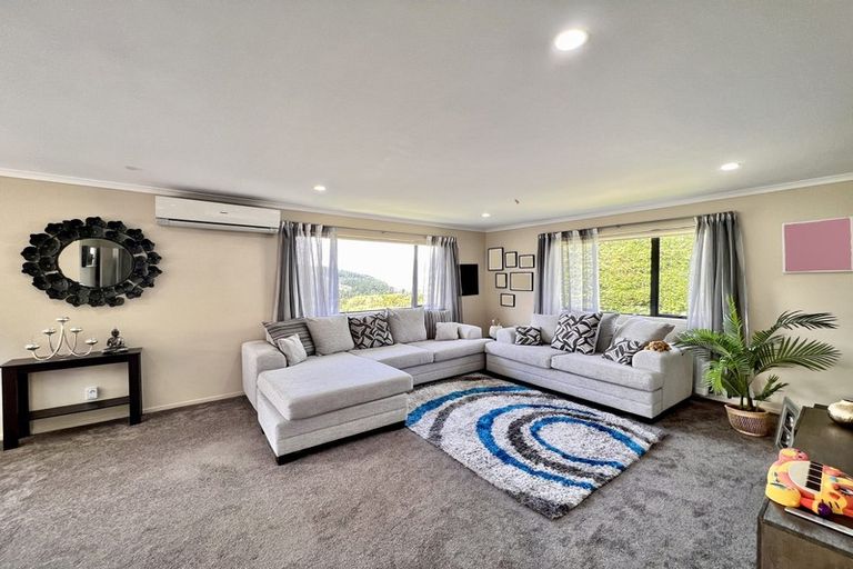 Photo of property in 25 Mcewen Crescent, Riverstone Terraces, Upper Hutt, 5018
