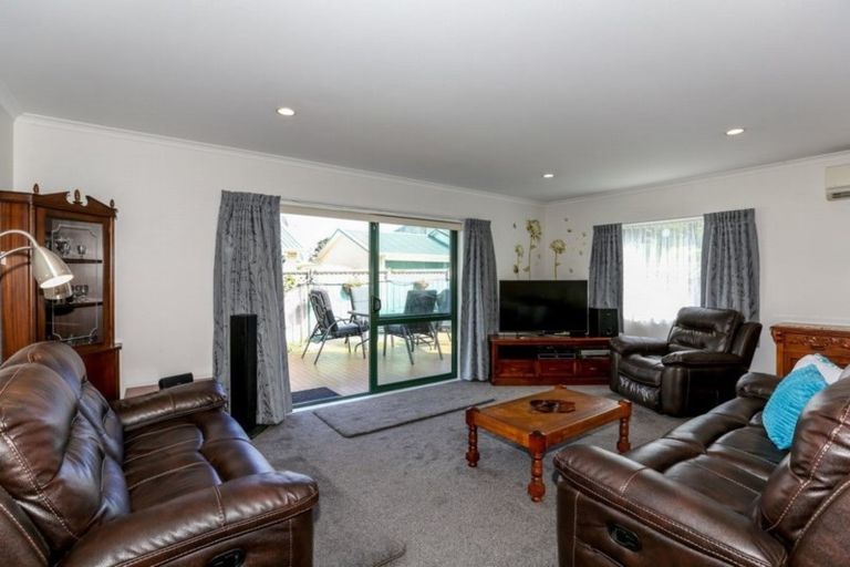 Photo of property in 5a Simons Street, Moturoa, New Plymouth, 4310