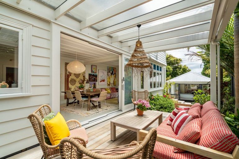 Photo of property in 5 Turnbull Road, Narrow Neck, Auckland, 0624