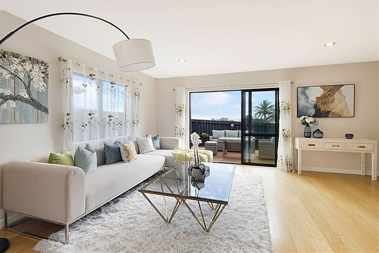 Photo of property in 105 Lincoln Park Avenue, Massey, Auckland, 0614