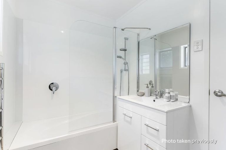 Photo of property in 8b Havana Place, Glenfield, Auckland, 0629