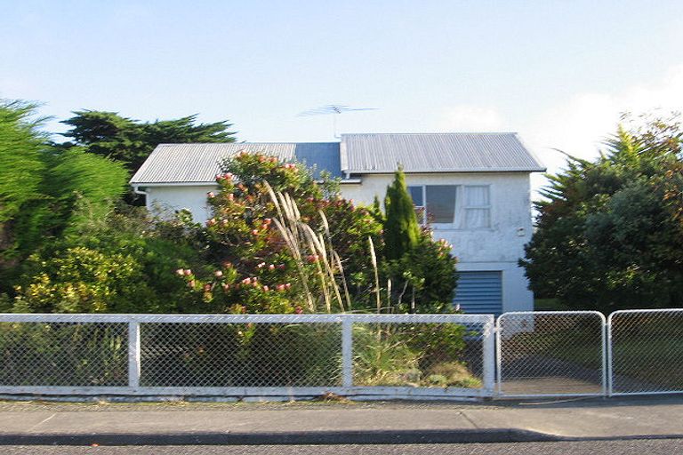 Photo of property in 30 Rauparaha Street, Waikanae Beach, Waikanae, 5036