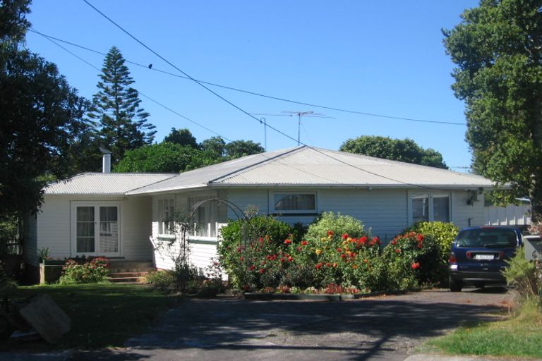 Photo of property in 6 Maunder Place, New Lynn, Auckland, 0600