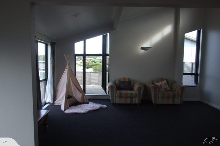 Photo of property in 11 Eastview Grove, Normandale, Lower Hutt, 5010