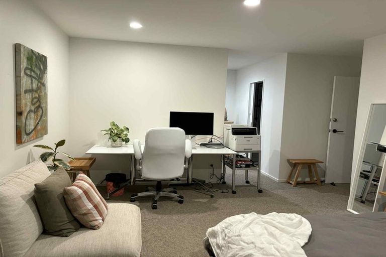 Photo of property in 2/81 Knights Road, Rothesay Bay, Auckland, 0630