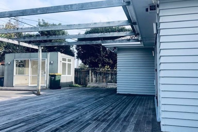 Photo of property in 21 Chilcott Road, Henderson, Auckland, 0612