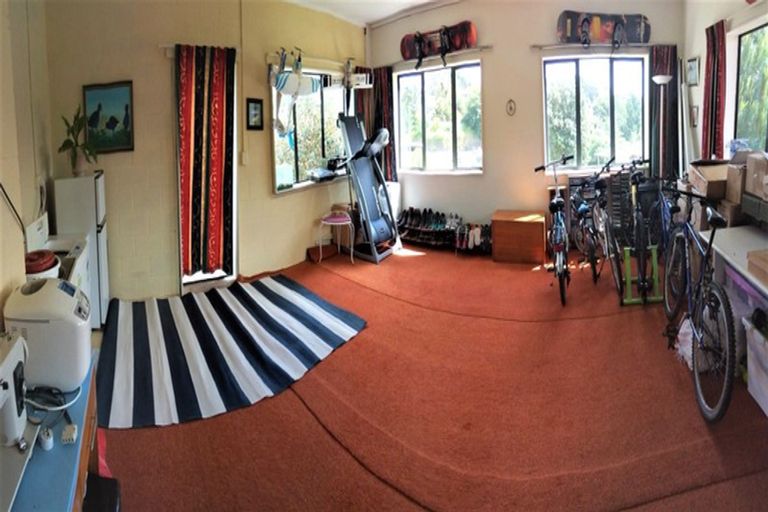 Photo of property in 8 Ruapehu Drive, Fitzherbert, Palmerston North, 4410