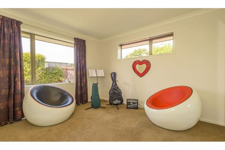 Photo of property in 33 Bottle Lake Drive, Parklands, Christchurch, 8083