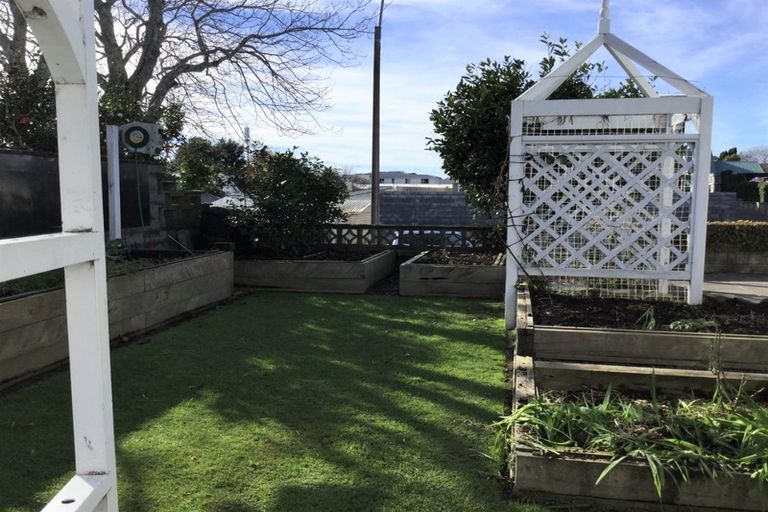 Photo of property in 12 Mangorei Road, Strandon, New Plymouth, 4312