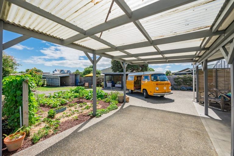 Photo of property in 14 Goldie Place, Waikanae Beach, Waikanae, 5036