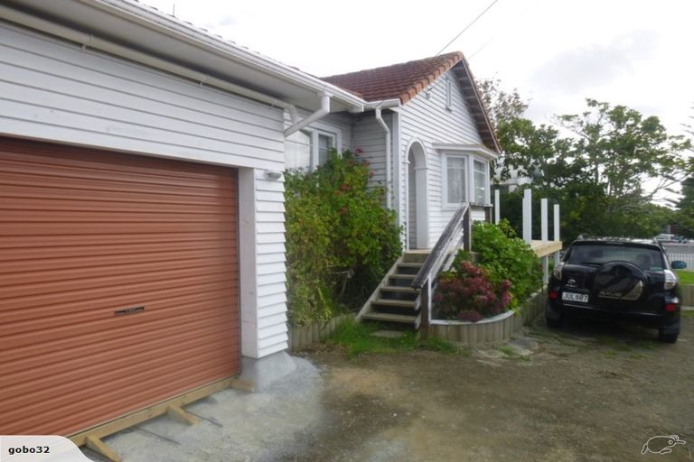 Photo of property in 32 Te Atatu Road, Te Atatu South, Auckland, 0610
