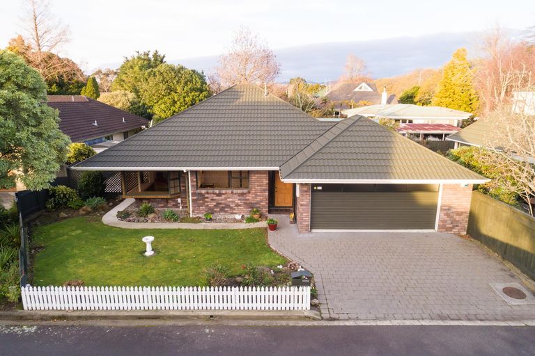 Photo of property in 140 Ruapehu Drive, Fitzherbert, Palmerston North, 4410