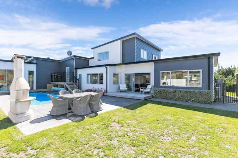 Photo of property in 90 Endeavour Drive, Whitby, Porirua, 5024