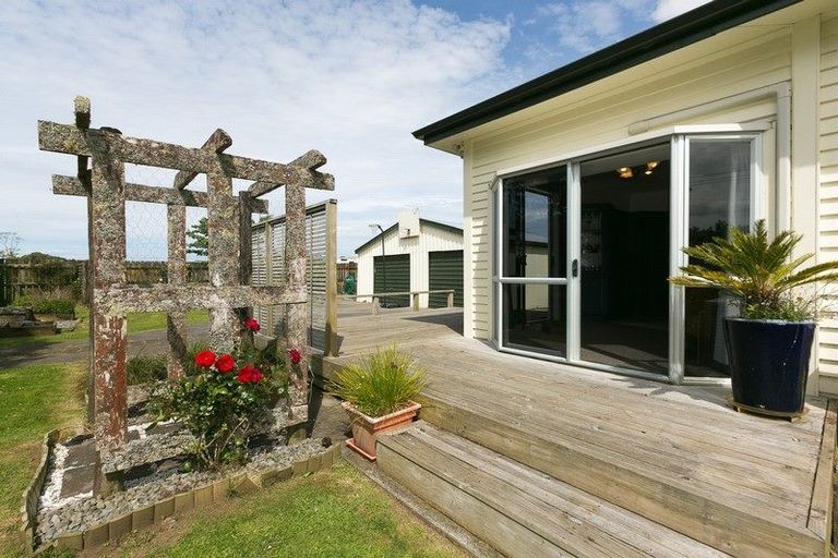 Photo of property in 4 Tikorangi Road East, Tikorangi, Waitara, 4383