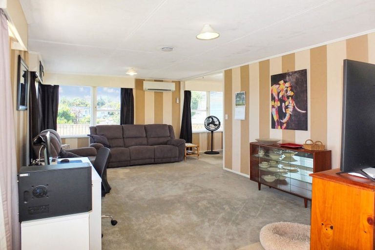 Photo of property in 16 Mark Perreau Place, Foxton, 4814