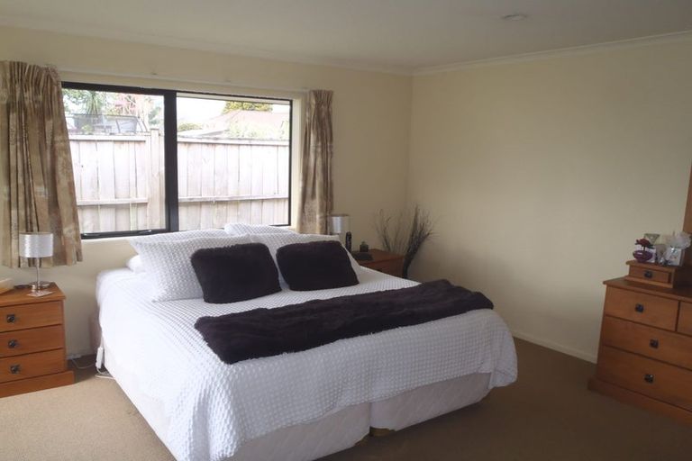 Photo of property in 8a Evanda Crescent, Conifer Grove, Takanini, 2112