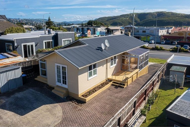 Photo of property in 140 Mana Esplanade, Paremata, Porirua, 5026