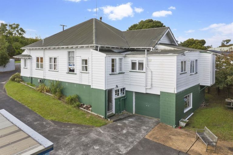 Photo of property in 37 Hobsonville Road, West Harbour, Auckland, 0618