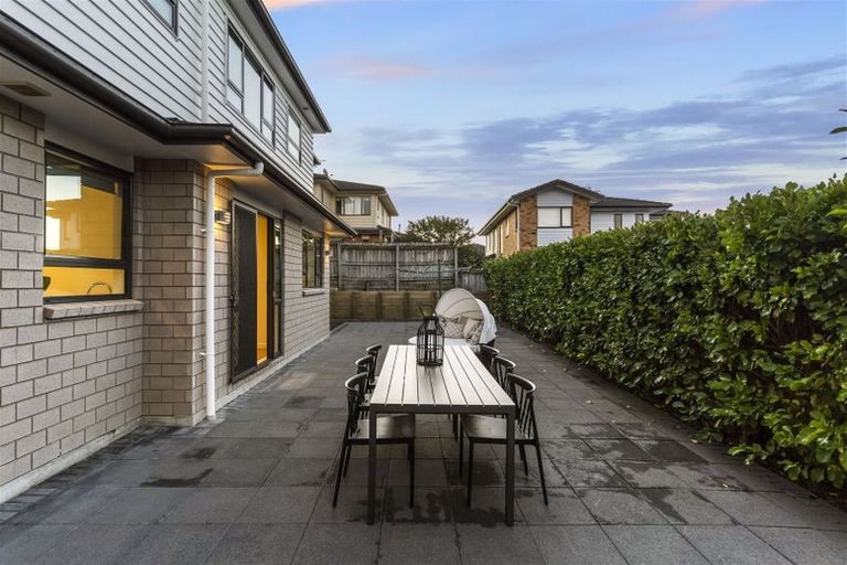 Photo of property in 16 Fernhill Way, Oteha, Auckland, 0632
