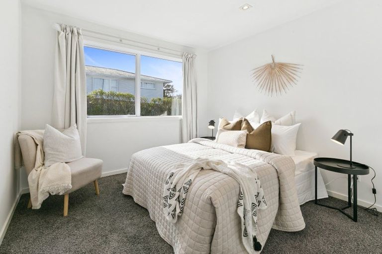 Photo of property in 11a Pinkerton Grove, Newlands, Wellington, 6037