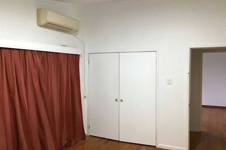 Photo of property in 30 Ellis Avenue, Mount Roskill, Auckland, 1041