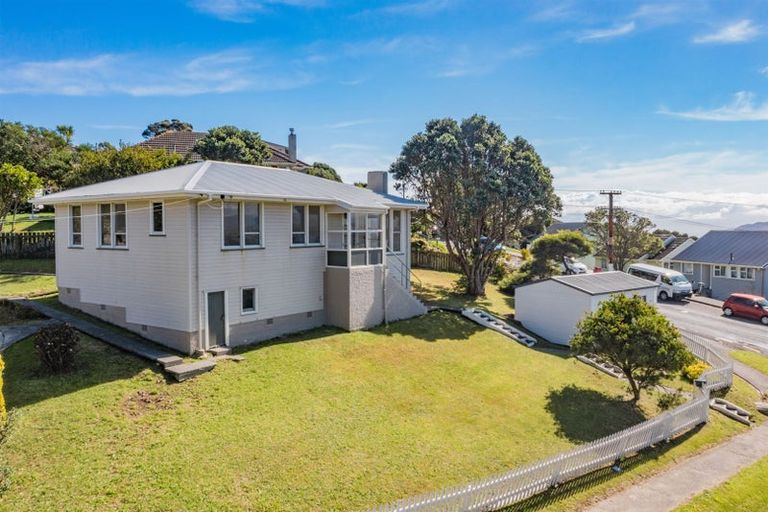 Photo of property in 2 Hiwi Crescent, Titahi Bay, Porirua, 5022