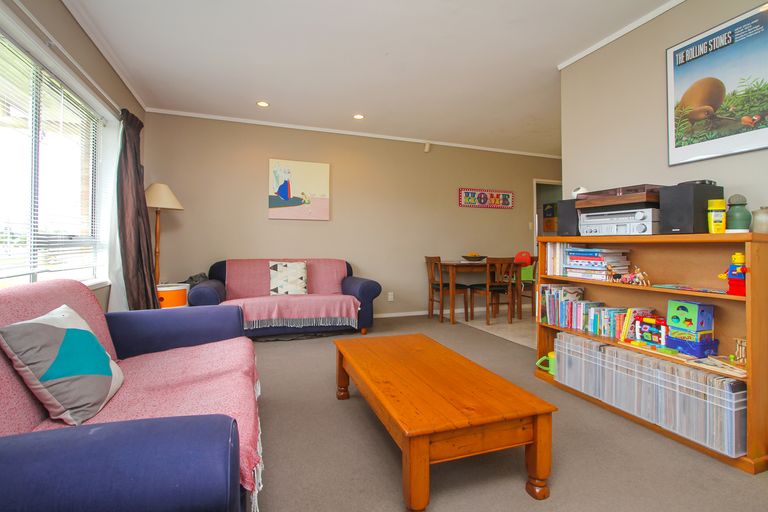 Photo of property in 1b Karaka Street, New Lynn, Auckland, 0600