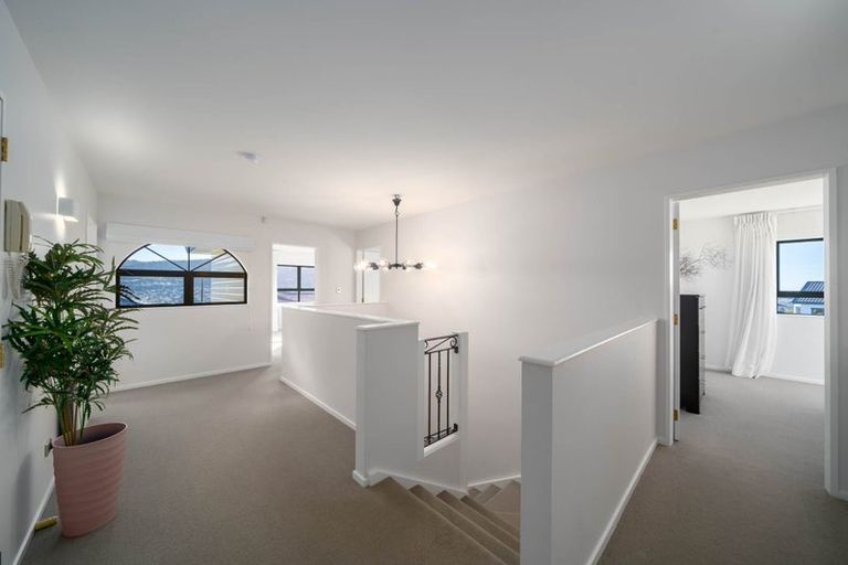 Photo of property in 117 Woodman Drive, Tawa, Wellington, 5028