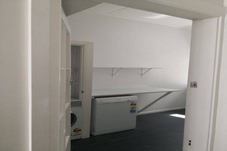 Photo of property in 6 Rixon Grove, Mount Victoria, Wellington, 6011