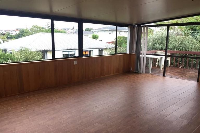 Photo of property in 3 Lavery Place, Sunnynook, Auckland, 0632