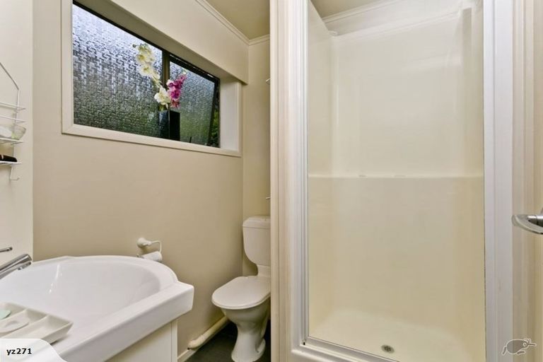 Photo of property in 1/3 Sunset Road, Totara Vale, Auckland, 0632