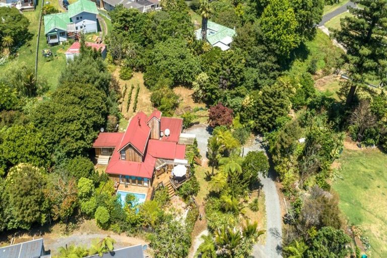 Photo of property in 2 Oxford Terrace, Coromandel, 3506
