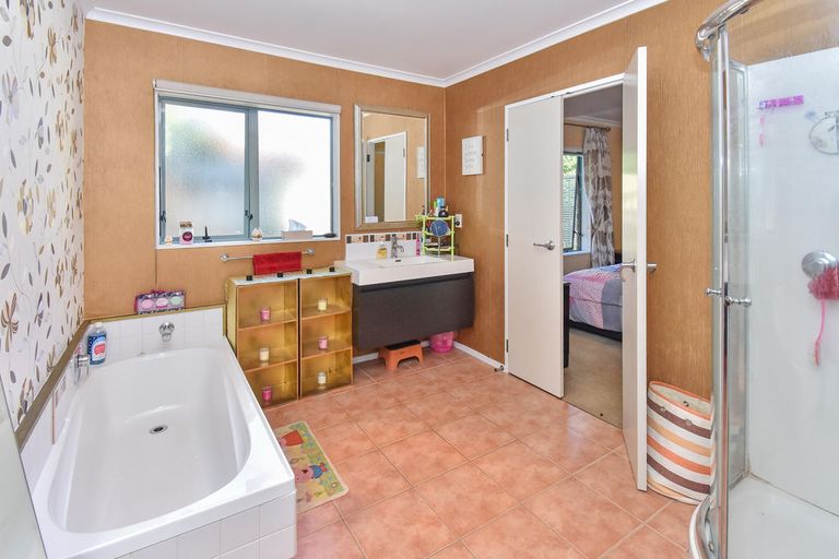 Photo of property in 99 Riverton Drive, Randwick Park, Auckland, 2105