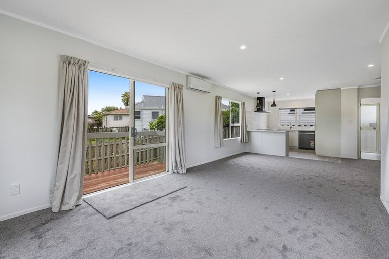 Photo of property in 2/2 Rook Place, Unsworth Heights, Auckland, 0632