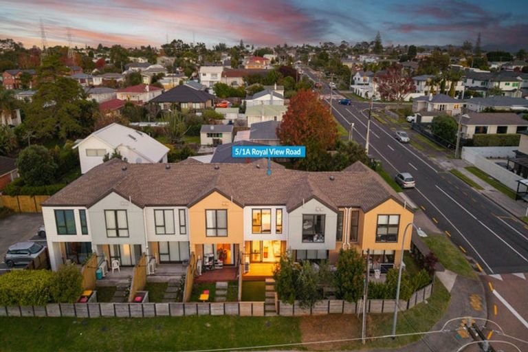 Photo of property in 5/1a Royal View Road, Te Atatu South, Auckland, 0610