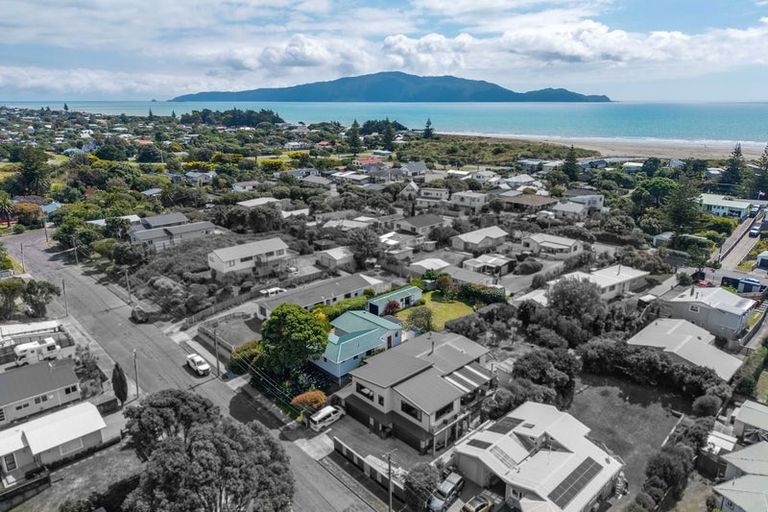 Photo of property in 13 Atua Street, Waikanae Beach, Waikanae, 5036