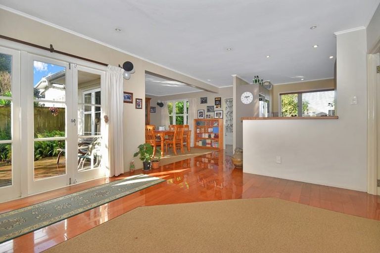Photo of property in 8 Hobsonville Road, West Harbour, Auckland, 0618