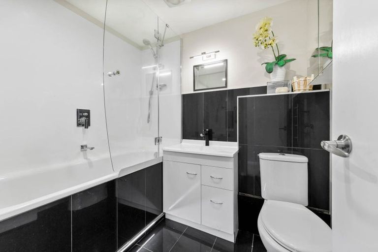 Photo of property in 18 Grassmere Road, Henderson Valley, Auckland, 0612