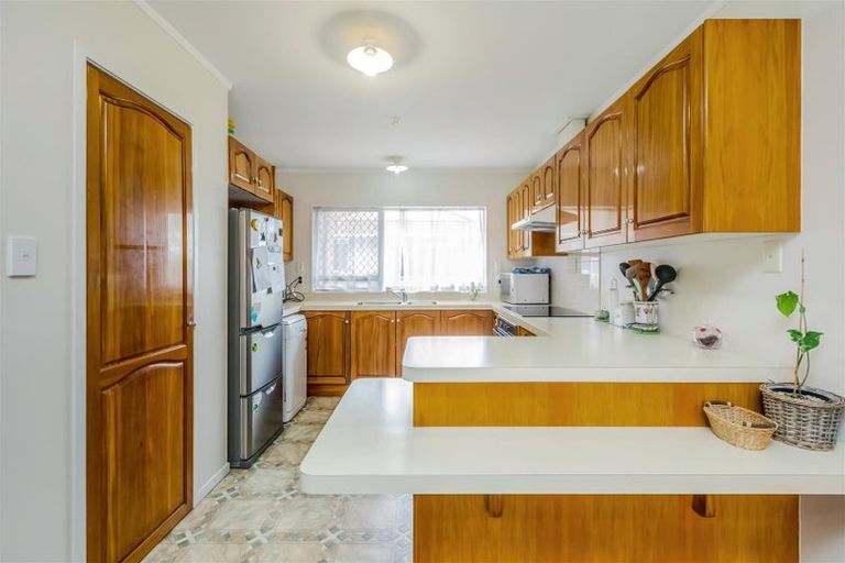 Photo of property in 35 Pinewood Grove, Botany Downs, Auckland, 2010