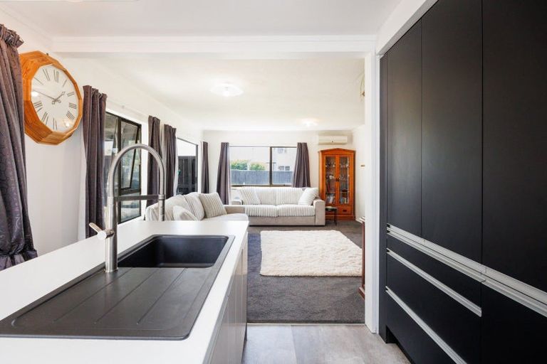 Photo of property in 9 Denver Place, Milson, Palmerston North, 4414